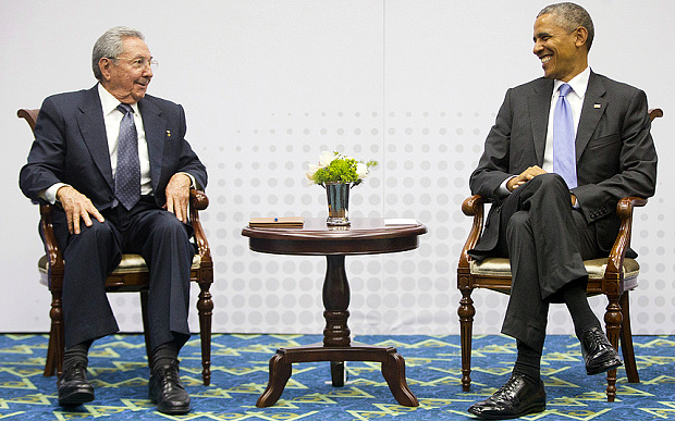 Chủ tịch Cuba Raul castro trong cuộc gặp lịch sử với Tổng thống Mỹ Barack Obama tại Panama hồi tháng 4/2015.